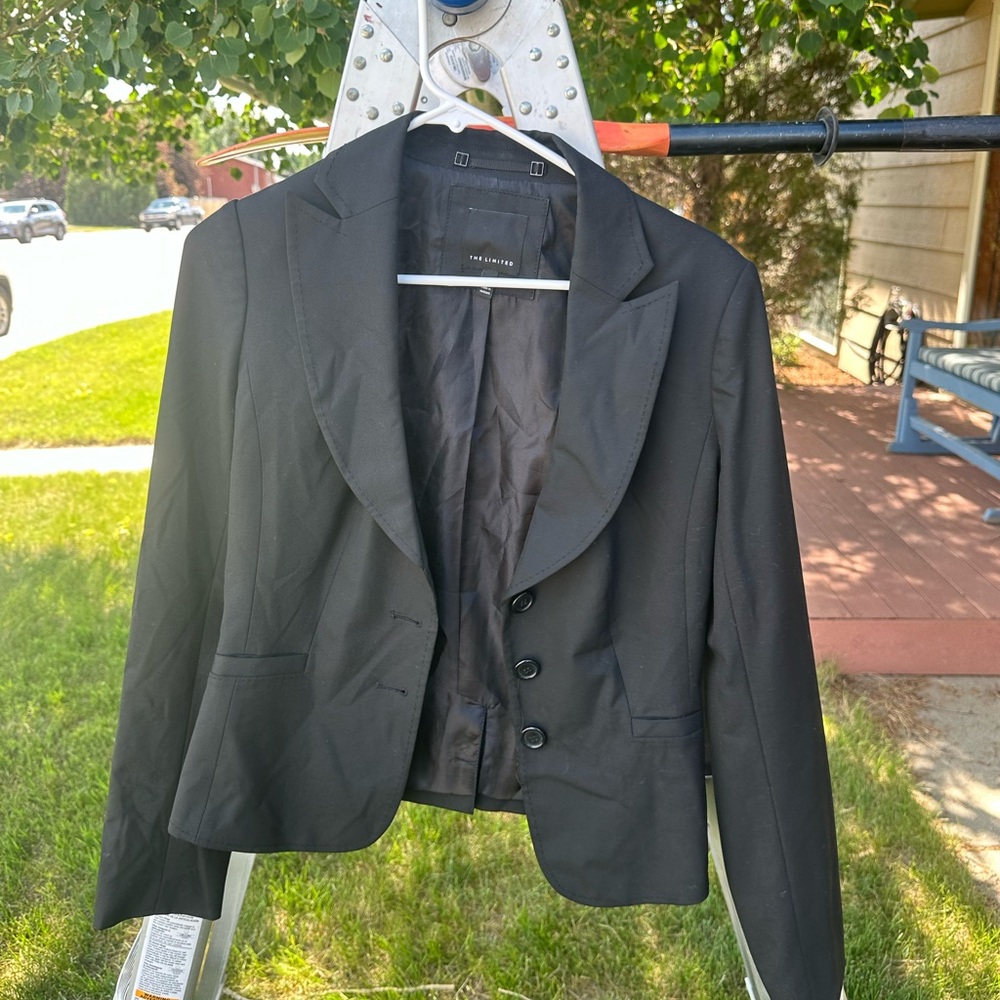 Fitted and flattering black blazer.